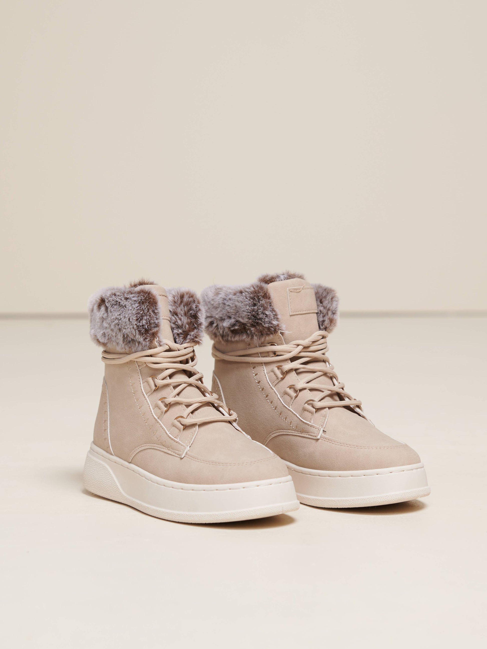 Stivali in eco-pelle con bordo in pelliccia