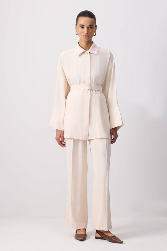 Completo donna camicia testurizzata con cintura e pantaloni palazzo
