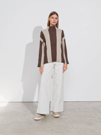 Maglione bicolore a coste con collo alto