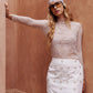 Top in pizzo bianco a maniche lunghe con collo alto