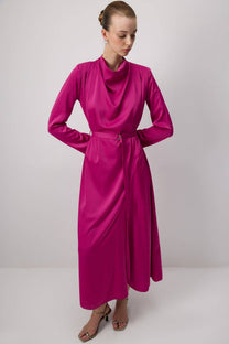 Abito lungo in satin con collo drappeggiato e cintura