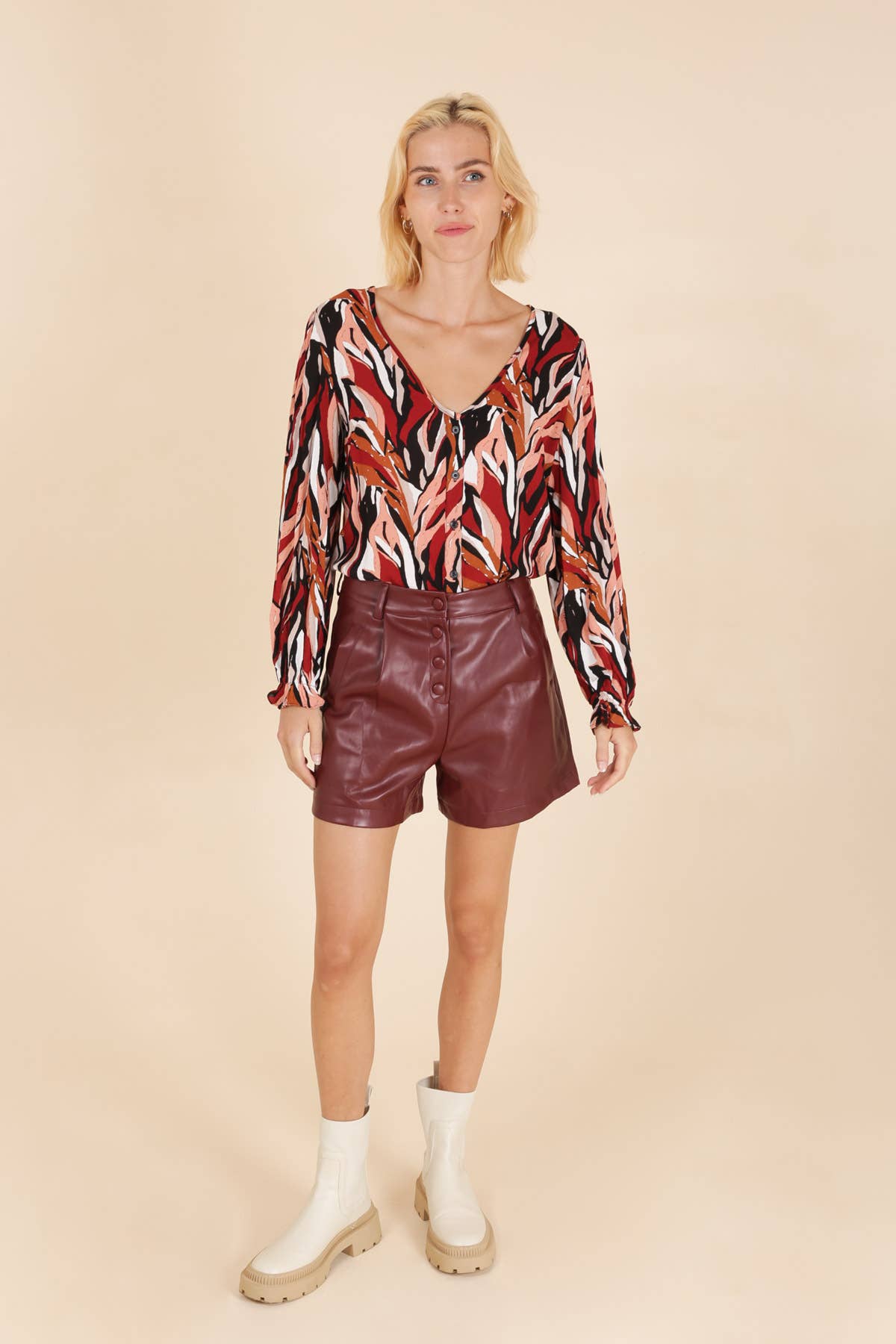 Pantaloncini in ecopelle a vita alta