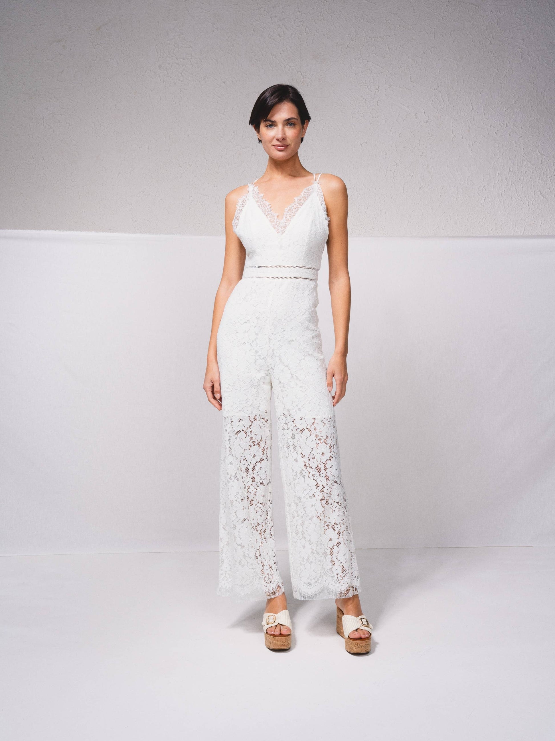 Tuta intera in pizzo con scollo a V e spalline incrociate