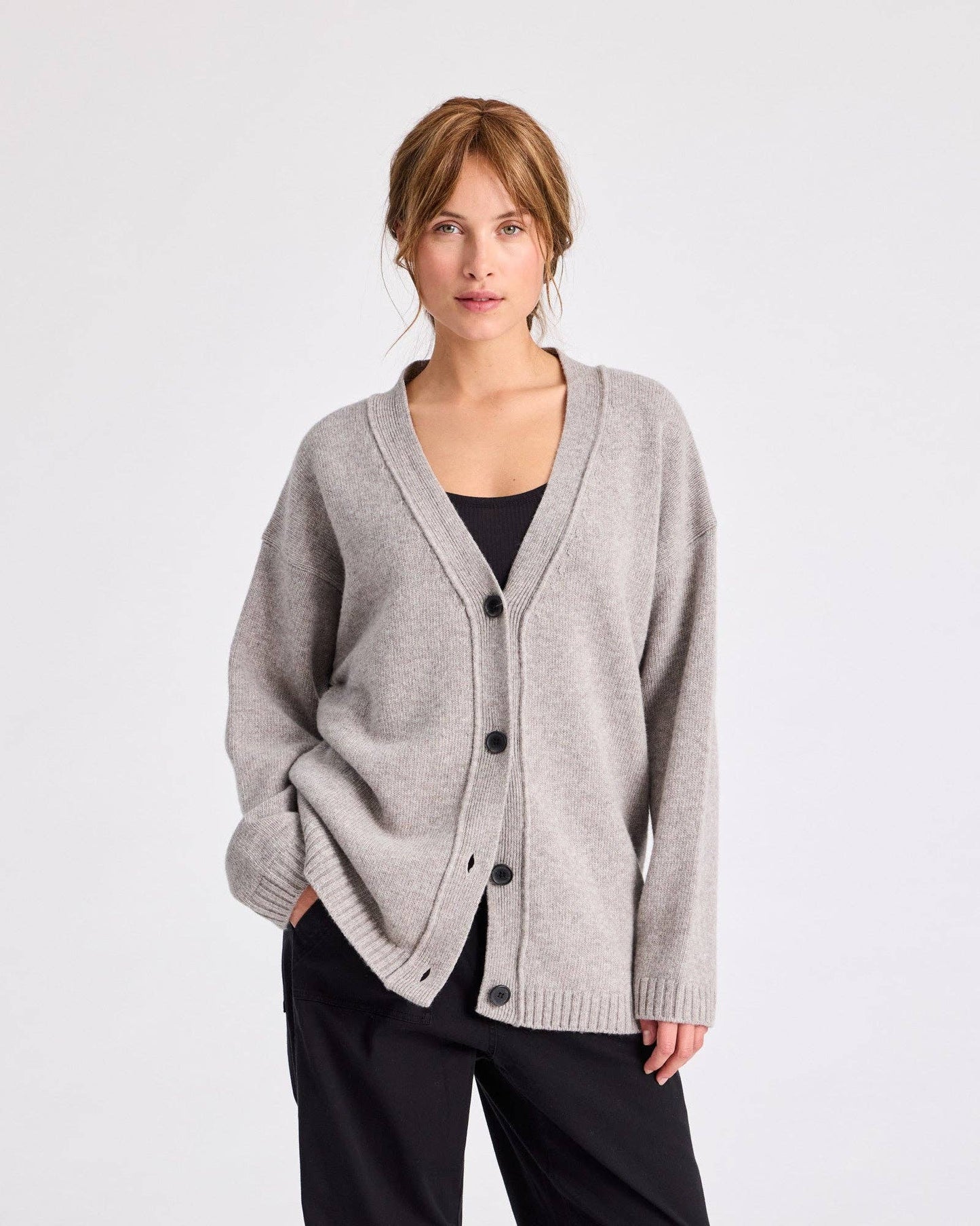 Cardigan Edith in lana d’agnello grigio pietra