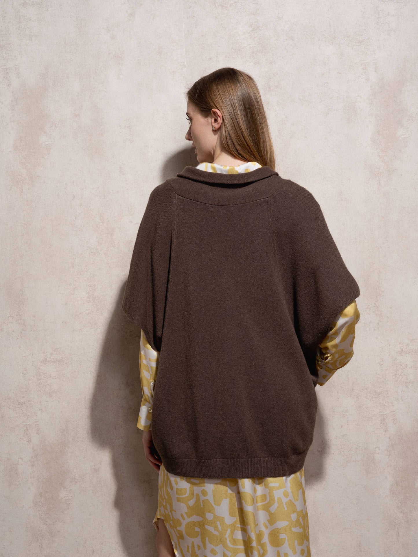 Cappa in maglia con fibbia decorativa