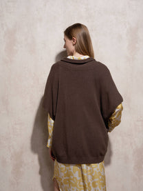 Cappa in maglia con fibbia decorativa