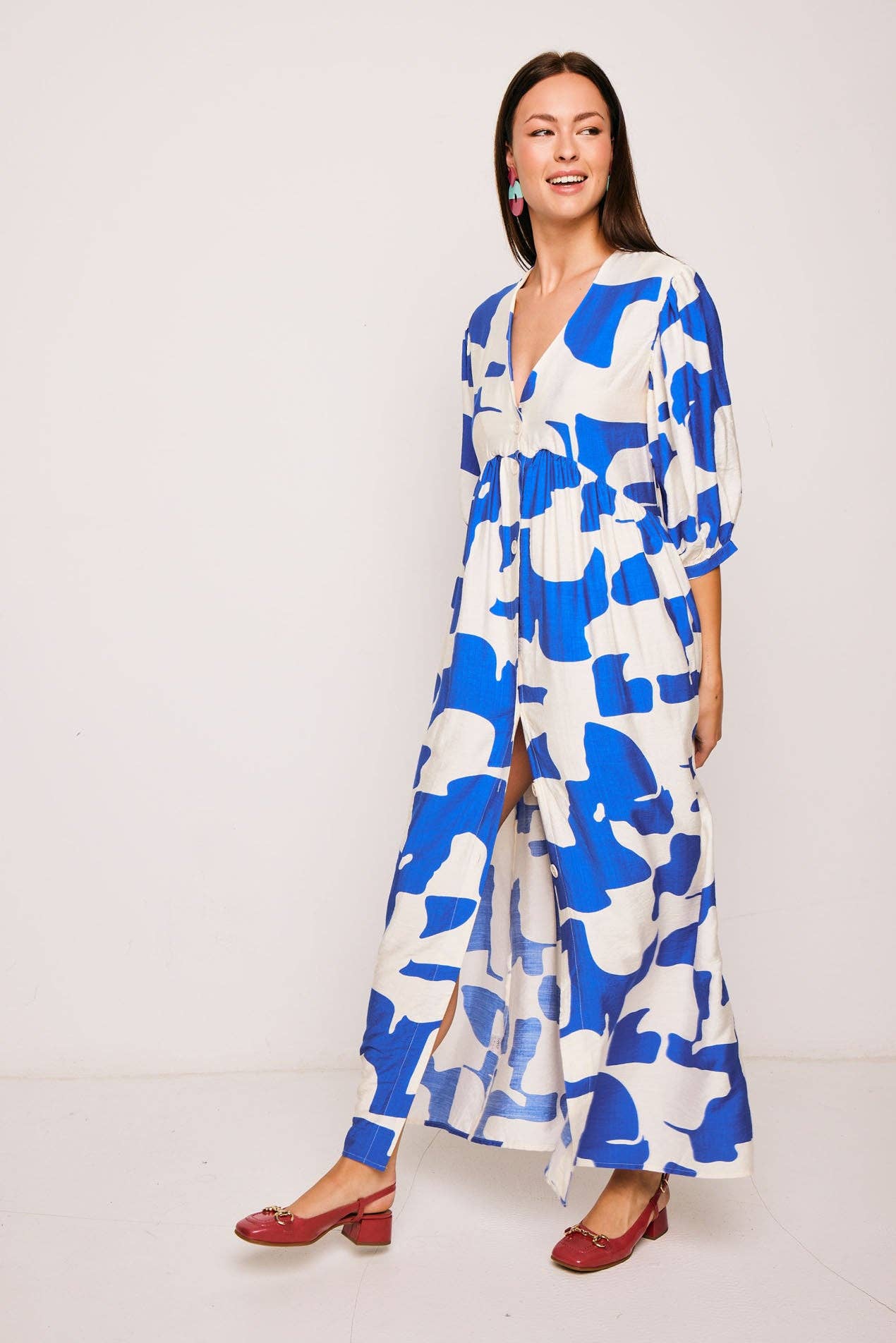Abito lungo oversize con stampa astratta blu