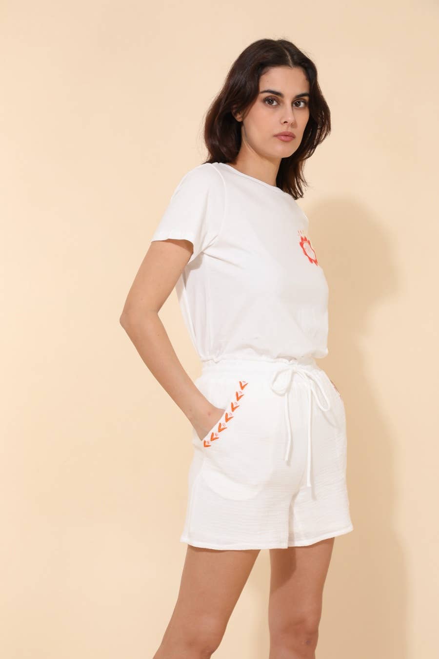 Short in garza di cotone con ricamo e cintura