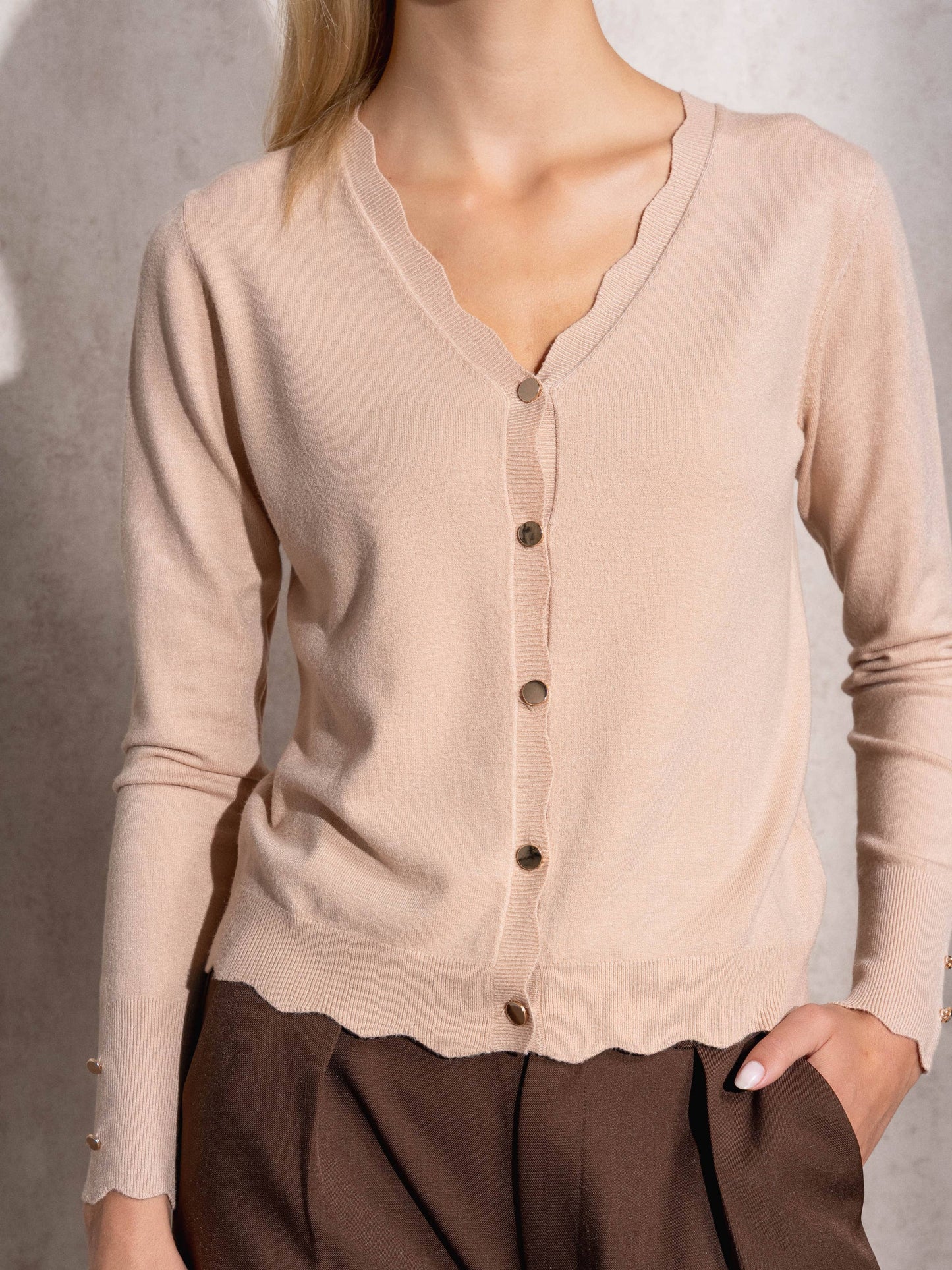 Cardigan in maglia con bottoni dorati