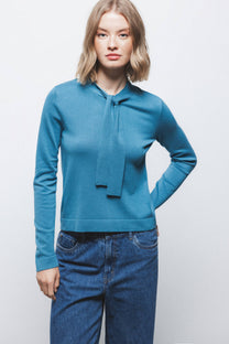 Maglione in maglia rasata con scollo a V e fiocco