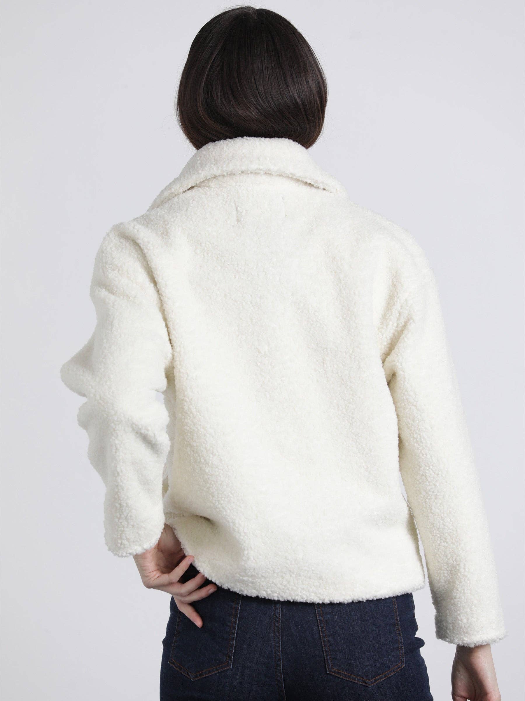 Cappotto corto teddy con chiusure a gancio