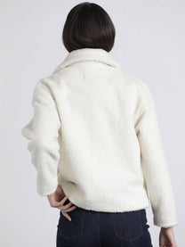 Cappotto corto teddy con chiusure a gancio