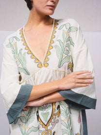 Vestito tunica corto in cotone con ricami a contrasto
