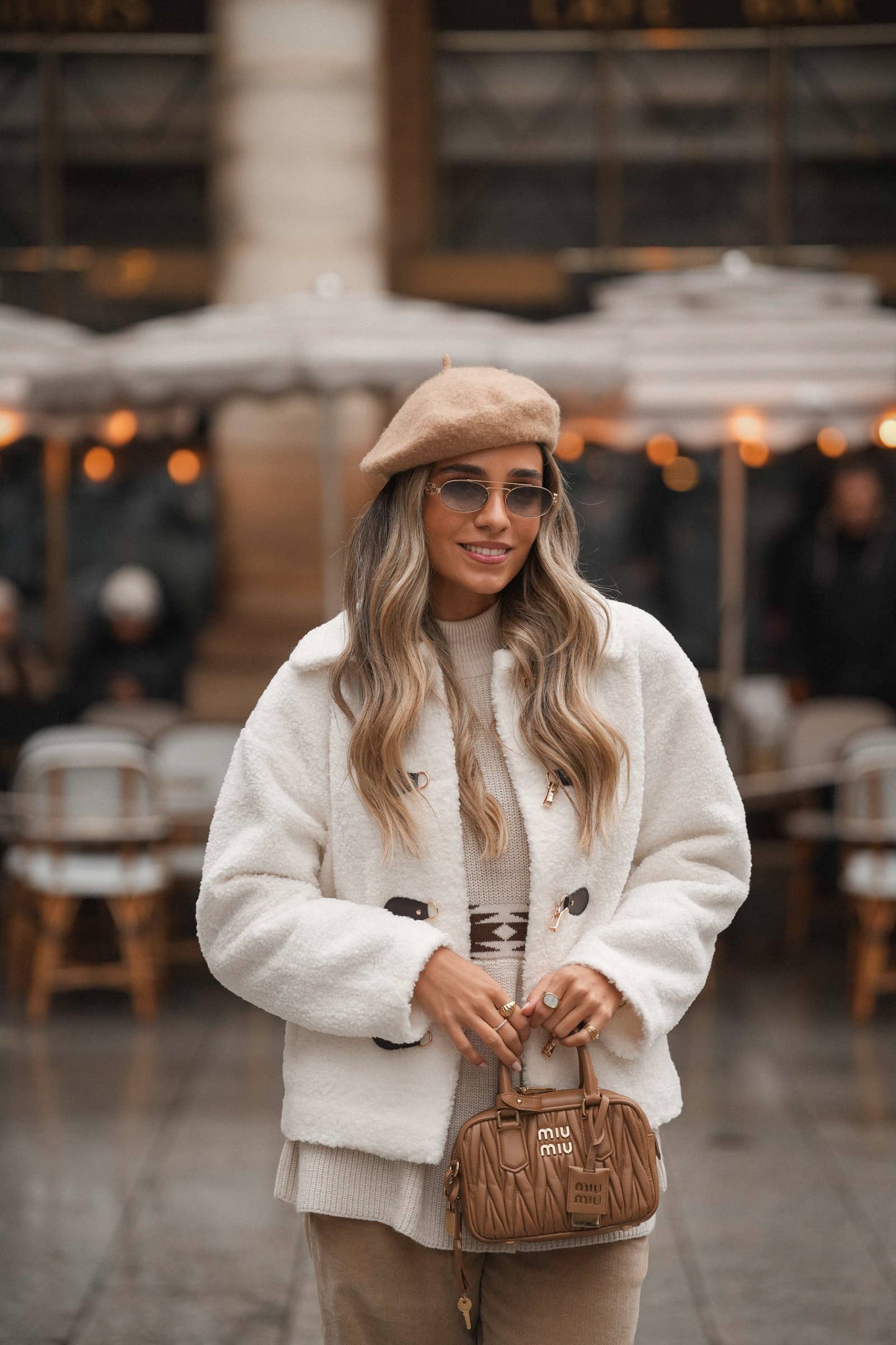 Cappotto corto teddy con chiusure a gancio
