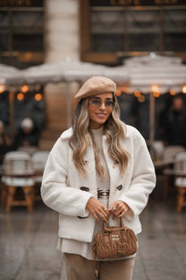 Cappotto corto teddy con chiusure a gancio
