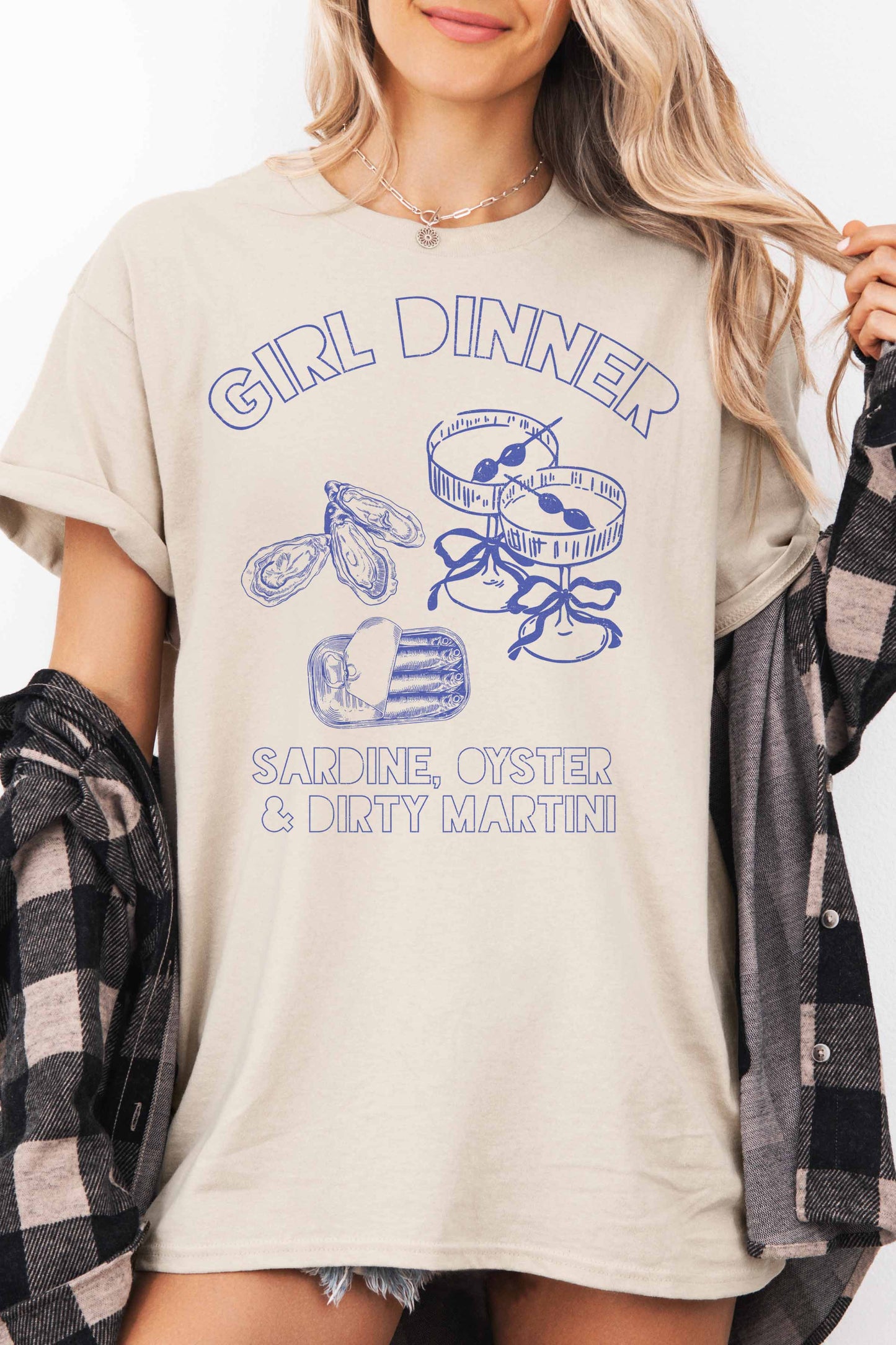 T-shirt oversize grafica “Girl Dinner”
