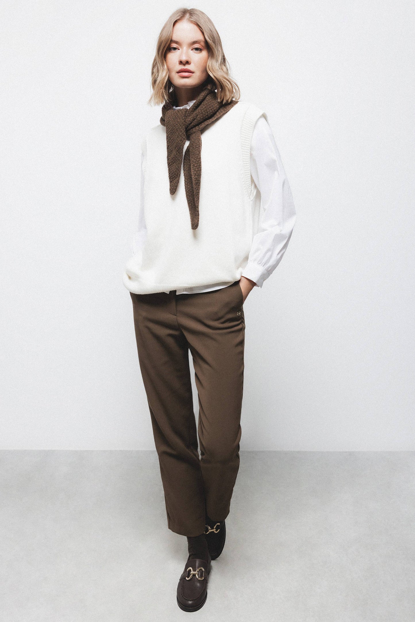 Pantaloni sigaretta dritti con tasche oblique
