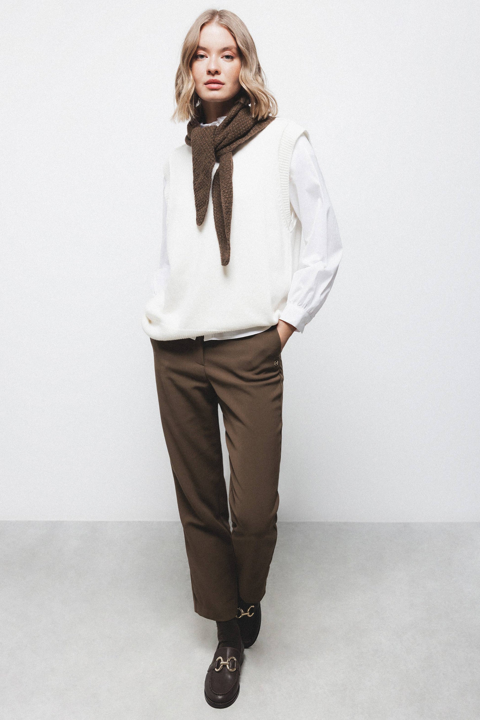 Pantaloni sigaretta dritti con tasche oblique