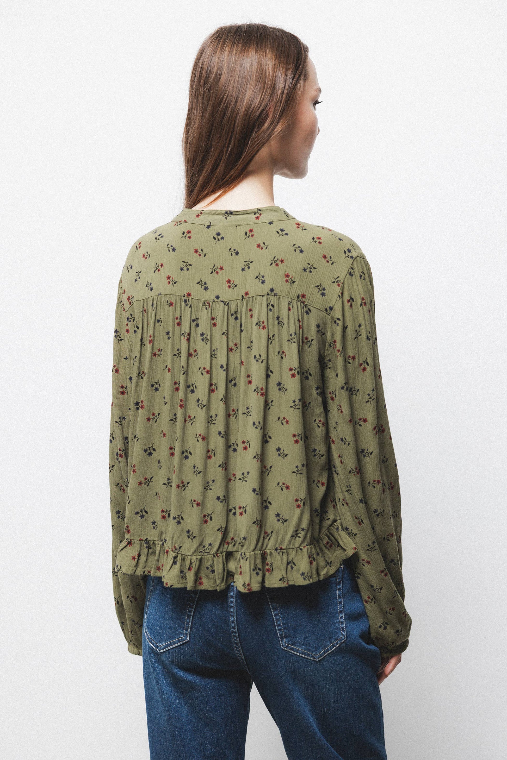 Blusa floreale con bottoni e maniche a palloncino