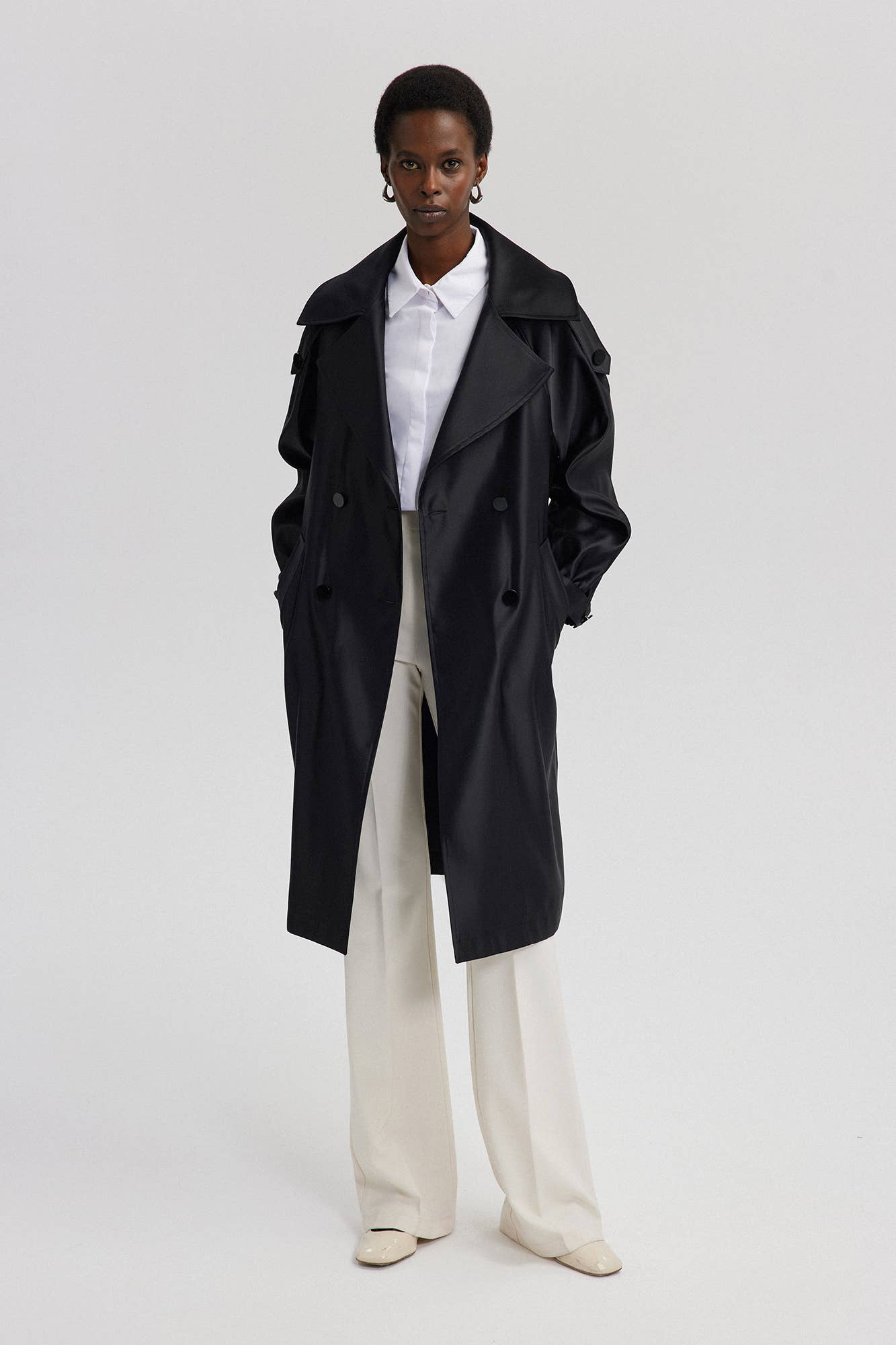 Cappotto trench effetto raso nero con cintura