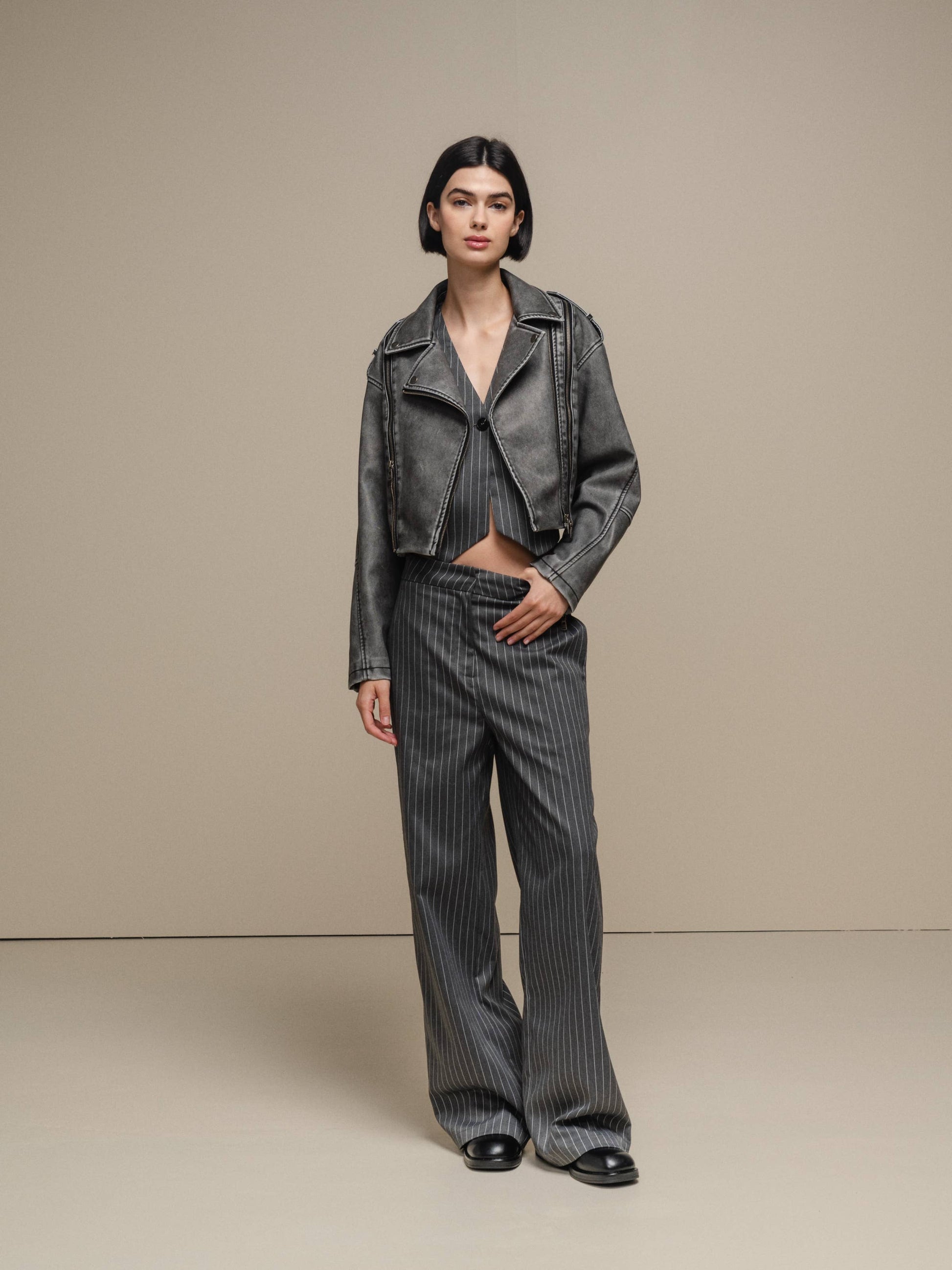 Giacca biker cropped in ecopelle grigia da donna