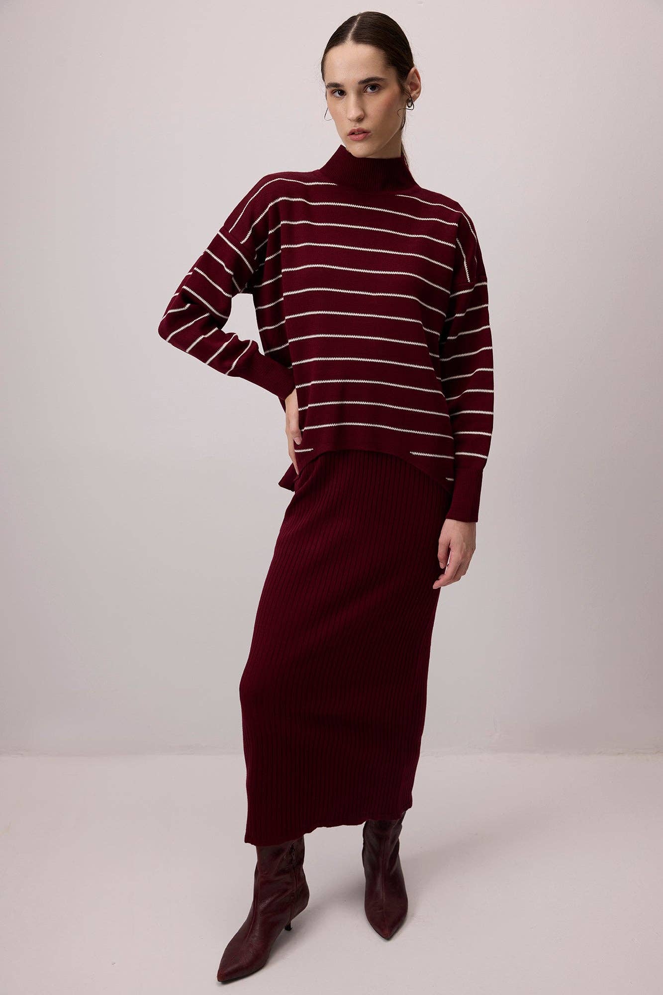 Set maglione a righe e abito midi a coste bordeaux