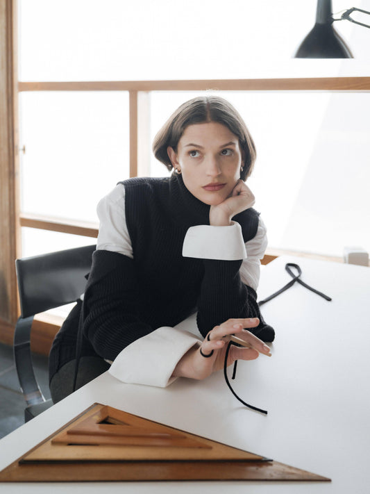 Dolcevita corto in lana merino extrafine con bottoni in corno