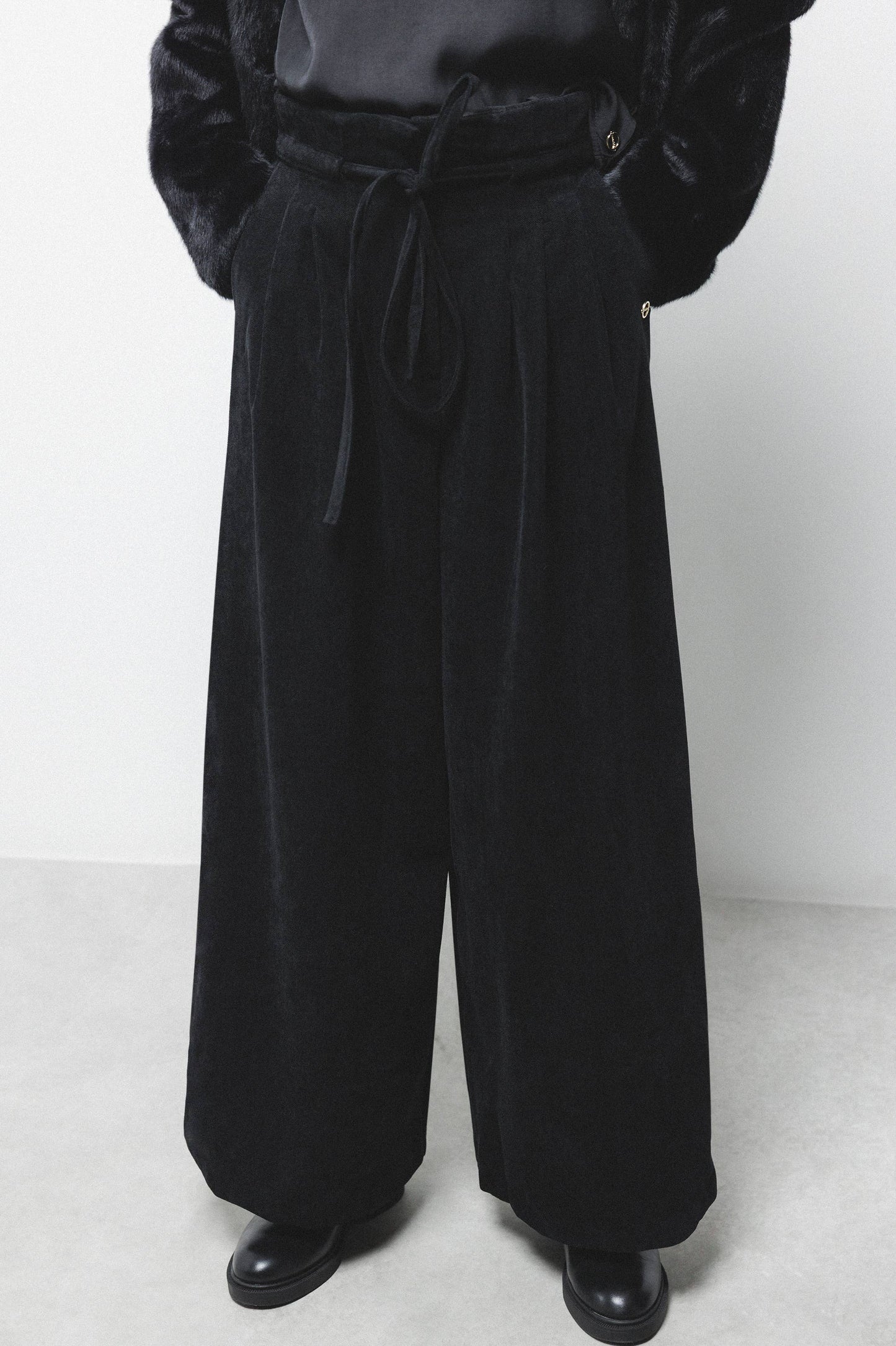 Pantaloni palazzo a vita alta con pieghe