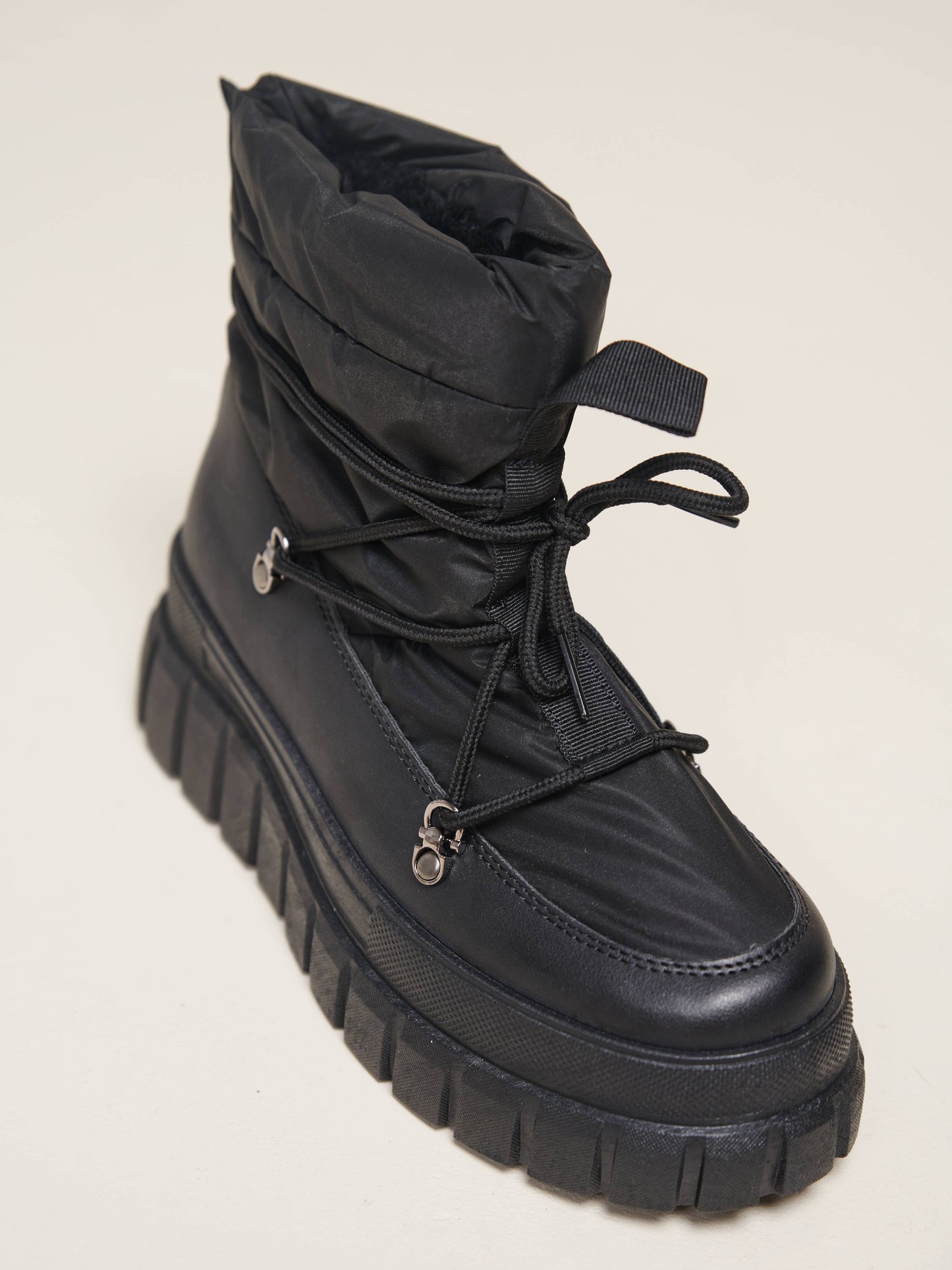 Stivali imbottiti in ecopelle con suola carrarmato