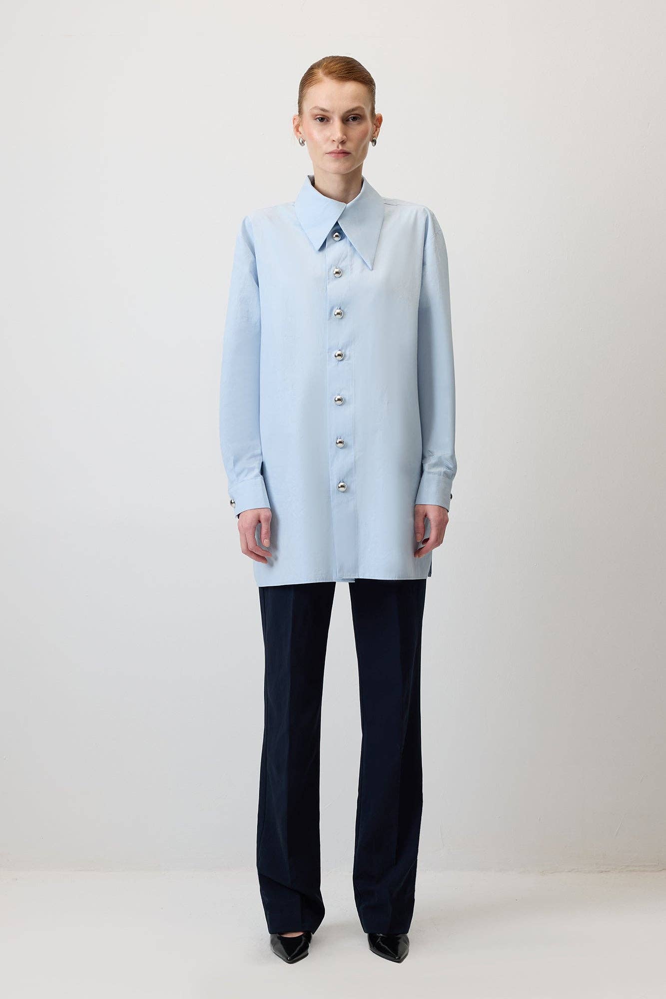 Camicia oversize azzurra con bottoni in metallo