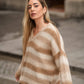 Maglione a righe con scollo a V
