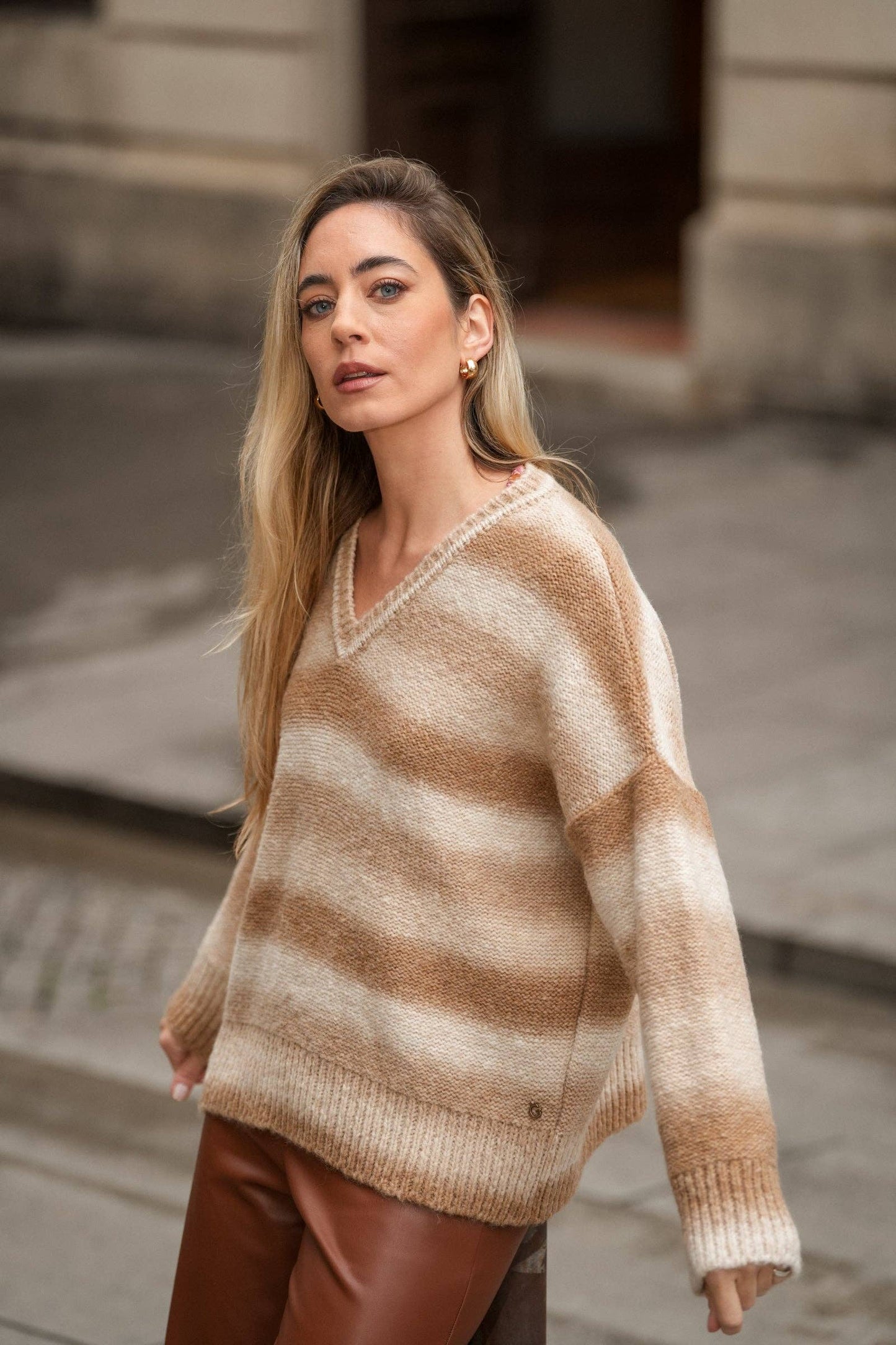 Maglione a righe con scollo a V