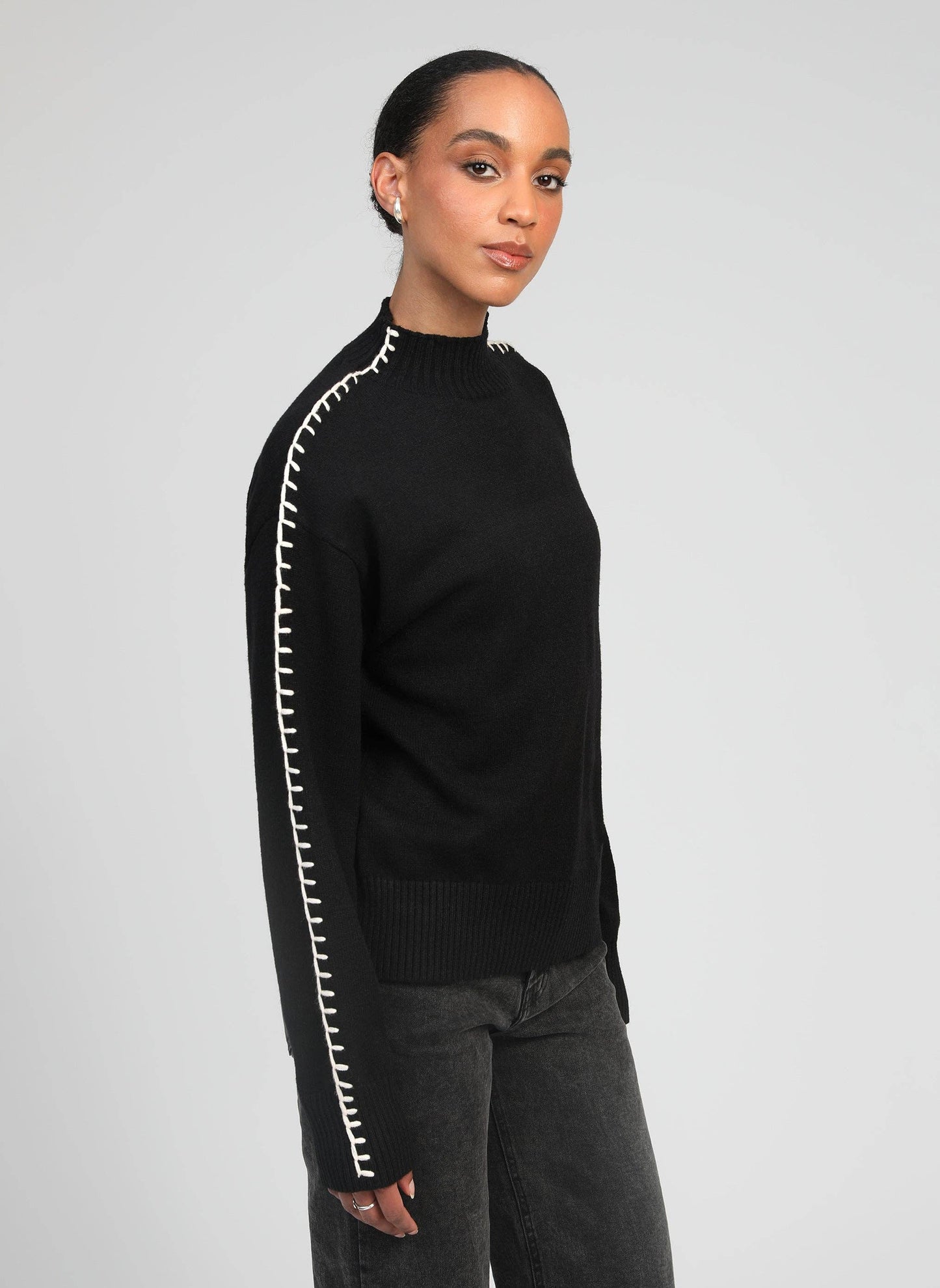 Maglione dolcevita nero Nissya con cuciture a contrasto