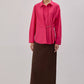 Camicia in popeline fucsia con accessori in metallo