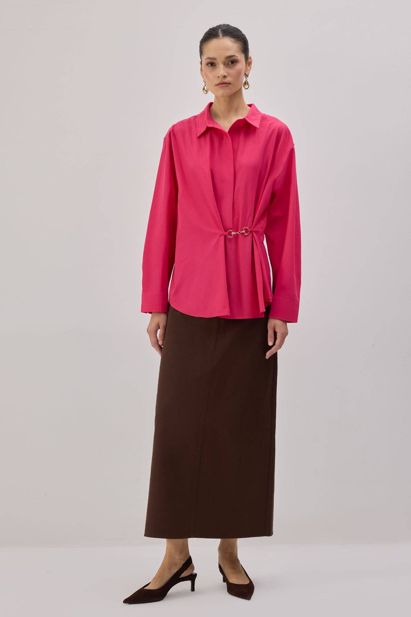 Camicia in popeline fucsia con accessori in metallo