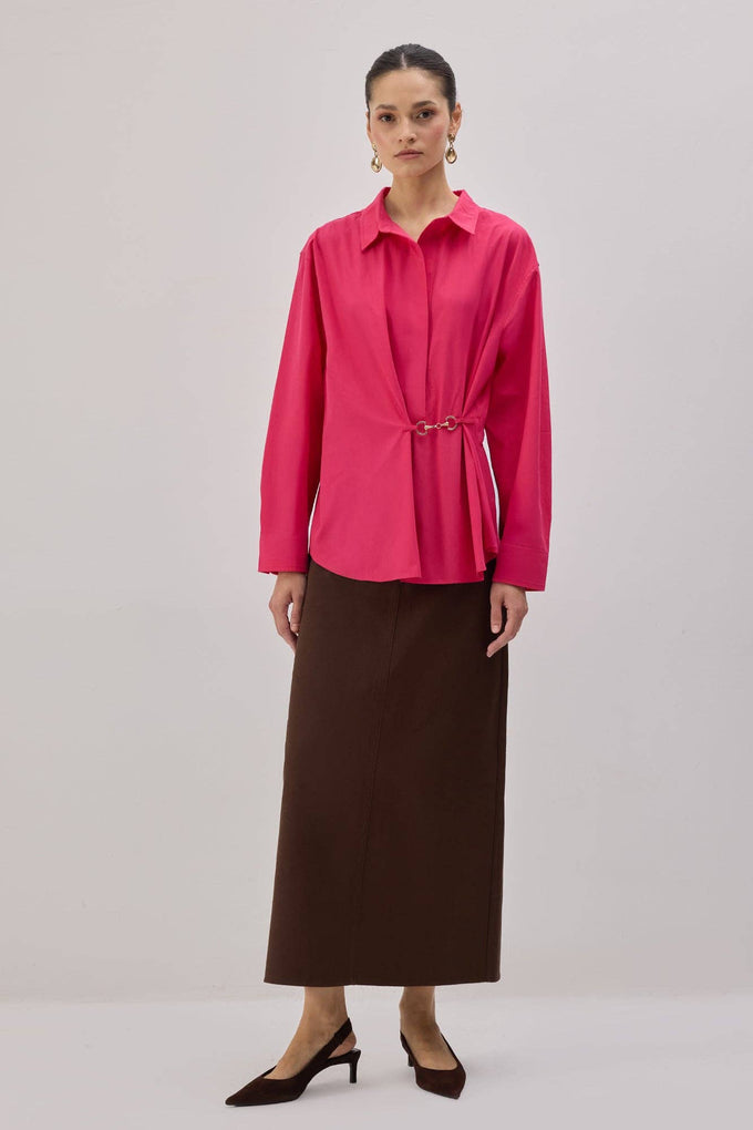 Camicia in popeline fucsia con accessori in metallo