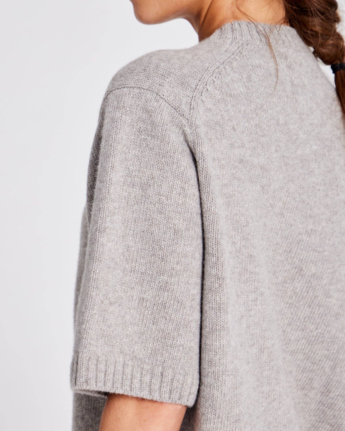 Maglione in lana d’agnello biologica a maniche corte grigio pietra