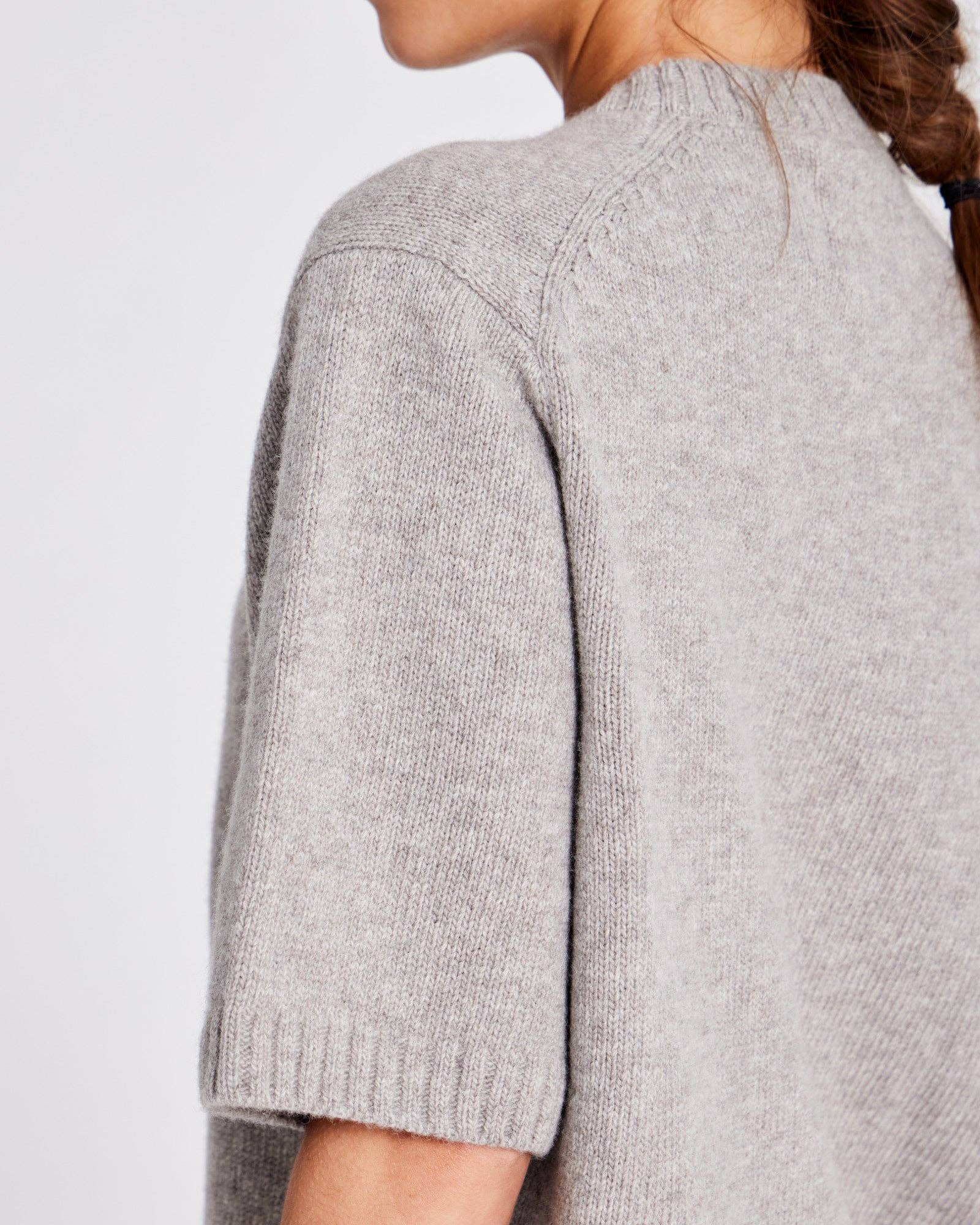 Maglione in lana d’agnello biologica a maniche corte grigio pietra
