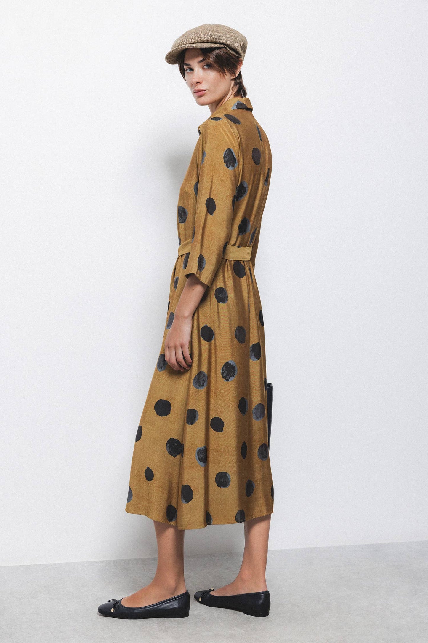 Abito chemisier a pois con cintura