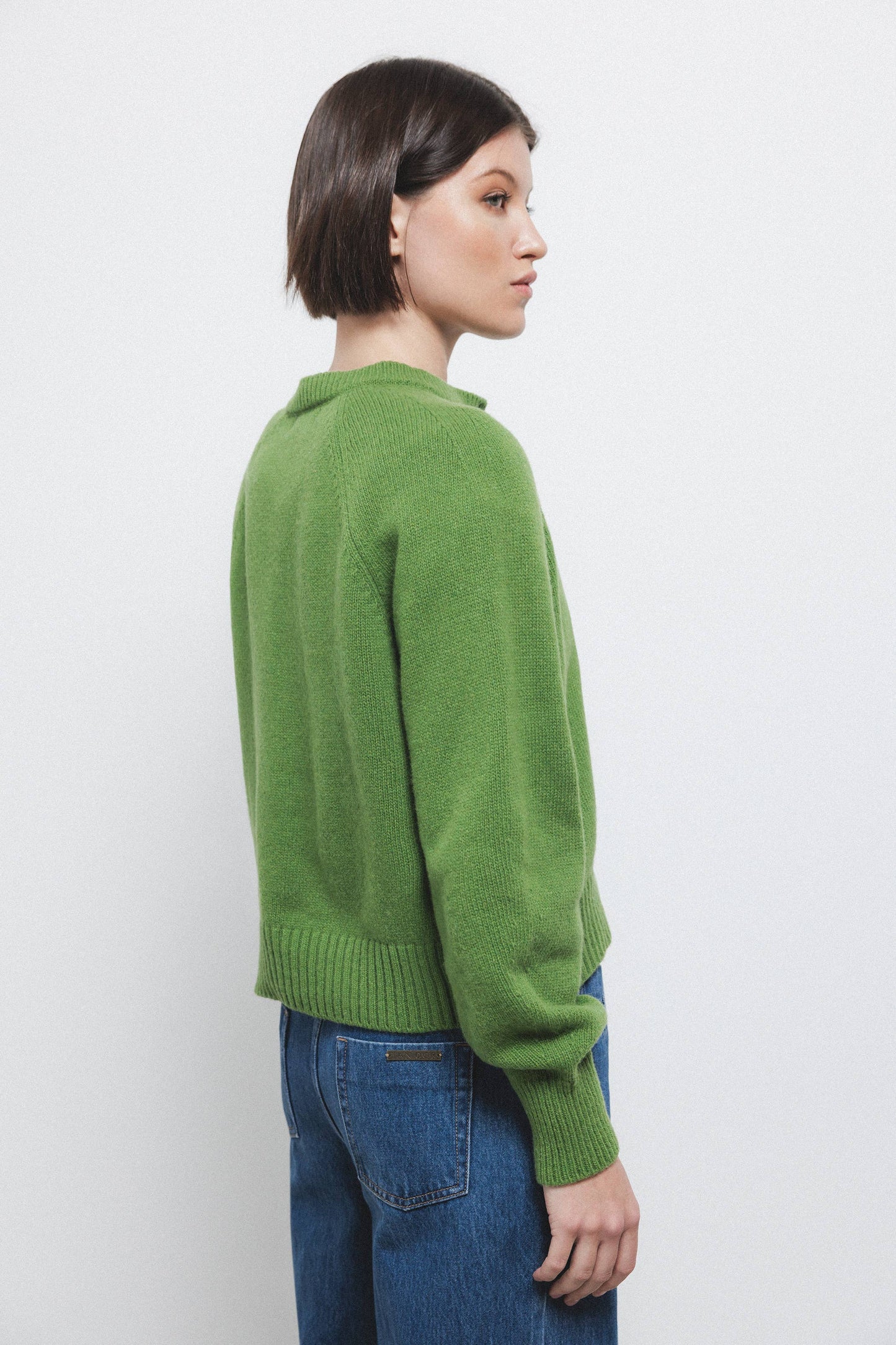 Cardigan in lana a maglia rasata con bottoni a contrasto