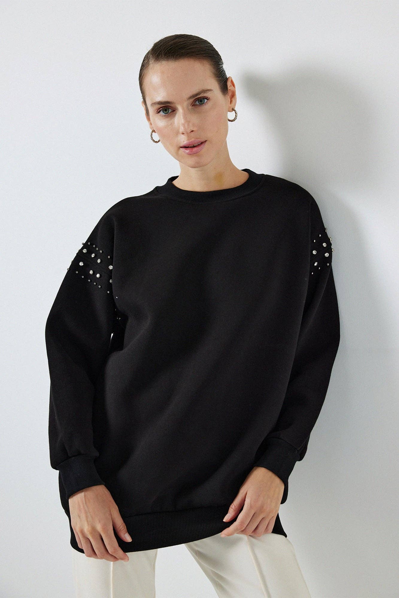 Felpa oversize con dettagli gioiello sulle maniche