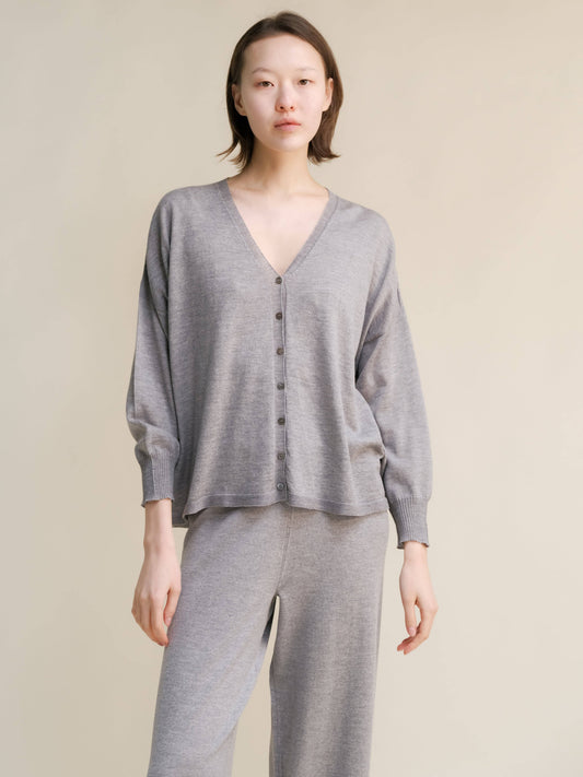 Cardigan oversize in lana merino extrafine con scollo a V