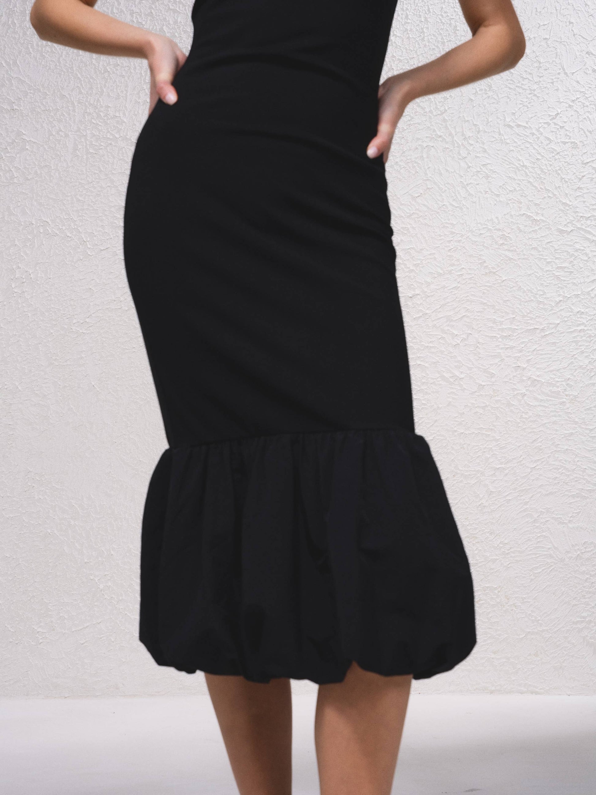 Abito midi aderente con spalline sottili