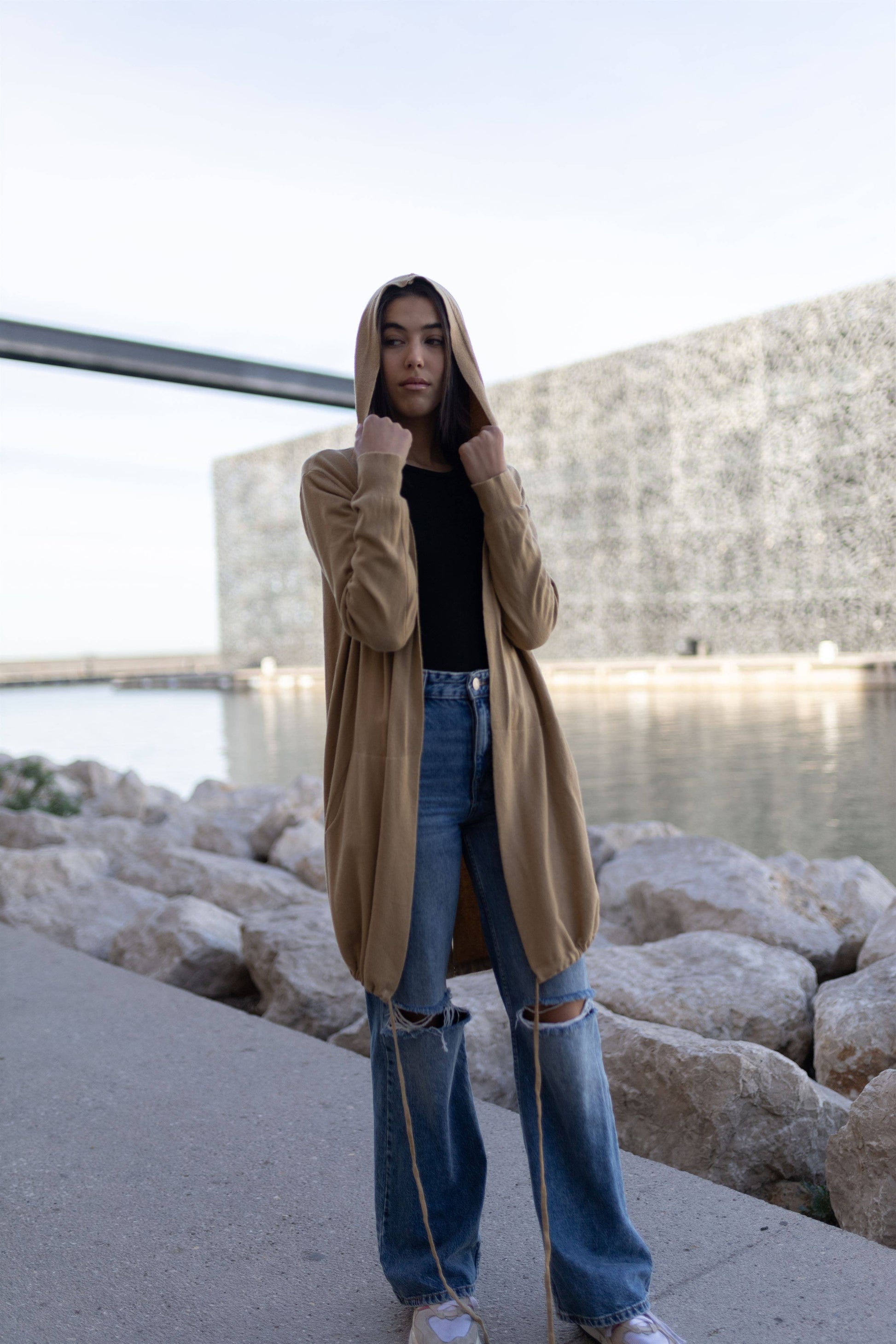 Gilet lungo con cappuccio in maglia morbida