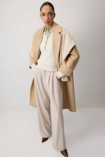 Maglione in maglia a trecce ecrù con colletto