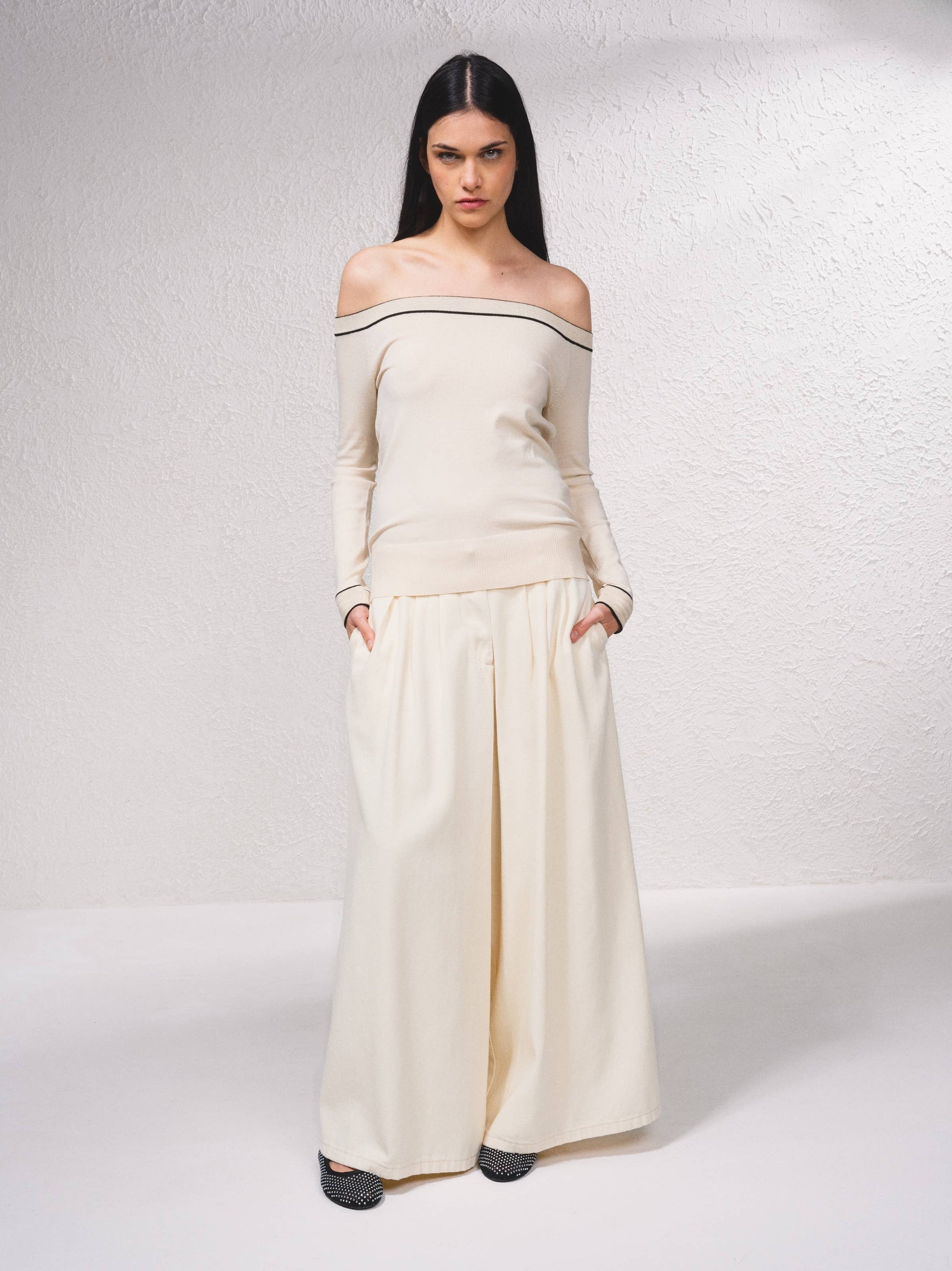 Maglione off-shoulder in lurex con profili a contrasto