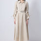 Abito midi beige con maniche arricciate e spilla in metallo