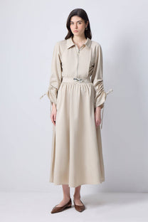 Abito midi beige con maniche arricciate e spilla in metallo