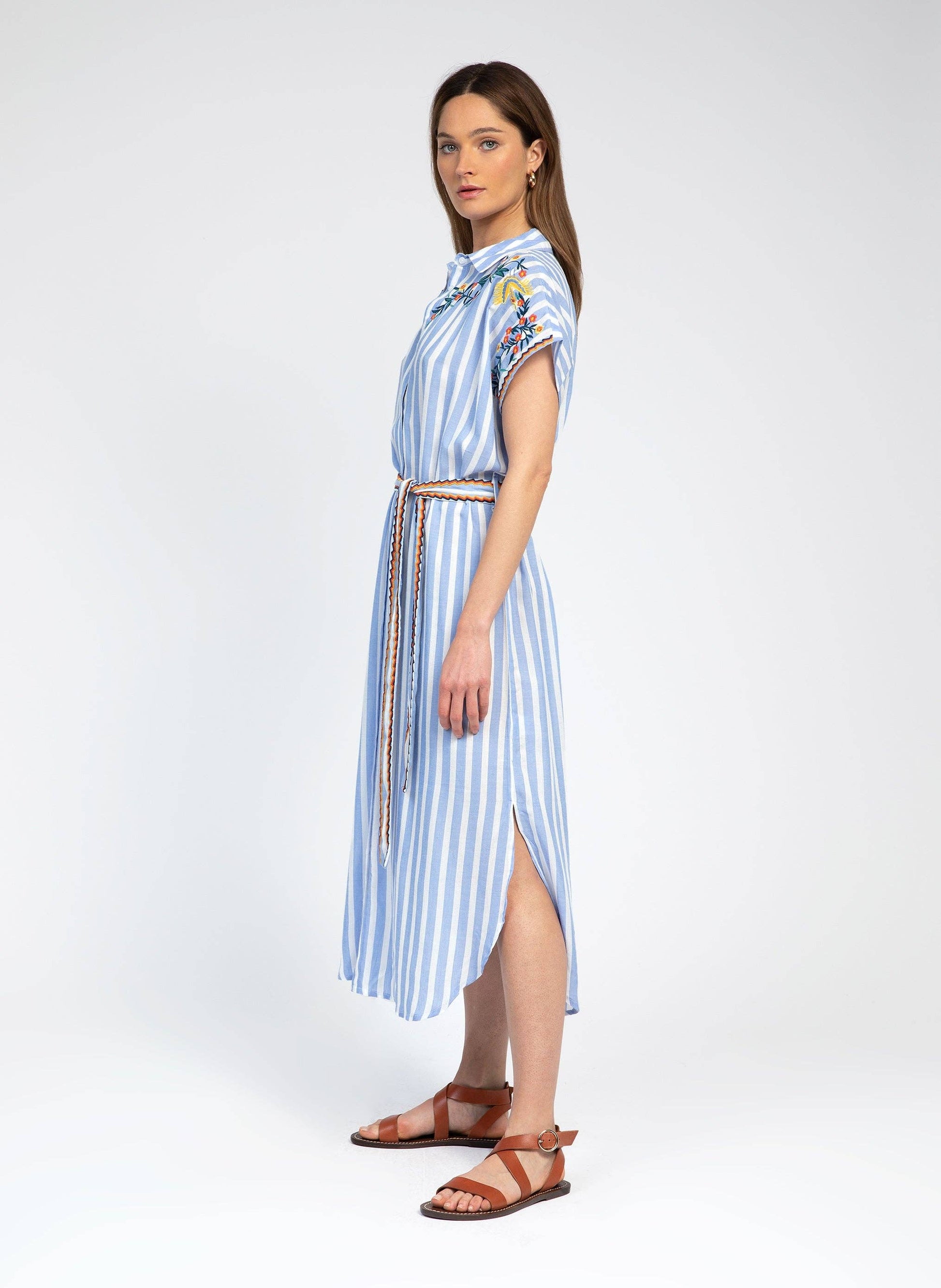 Abito chemisier midi a righe blu con ricami