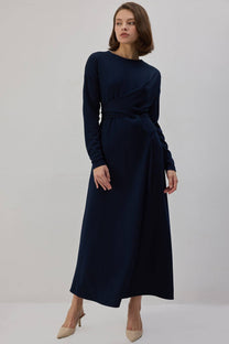 Abito lungo blu navy con drappeggio e cintura